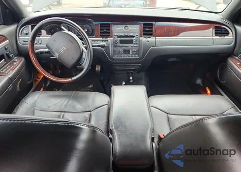 2008 Lincoln Town Car Signature Long Wheelbase z USA, uszkodzony, nr VIN 2LNHM85V08X657609